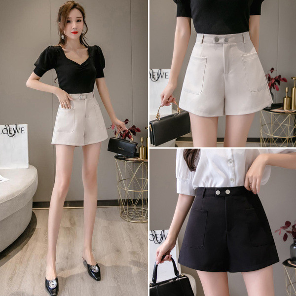 Női rövidnadrág zsebekkel és gombokkal