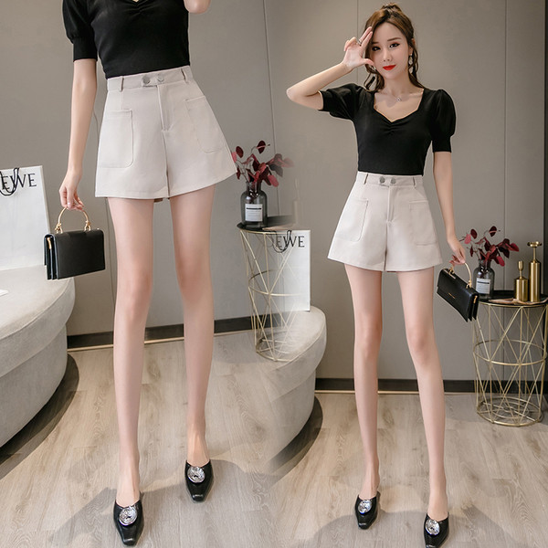 Női rövidnadrág zsebekkel és gombokkal