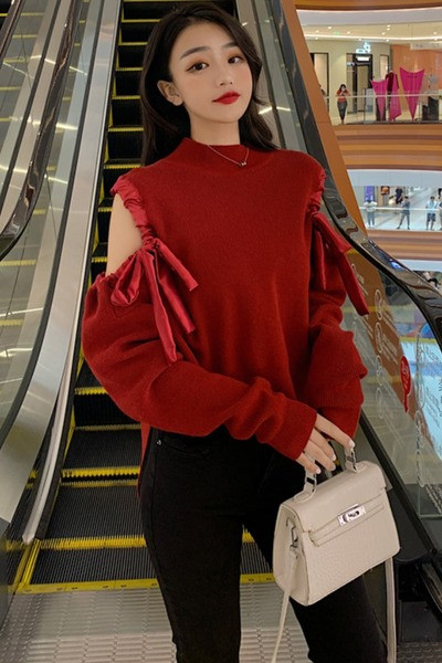 Moodne naiste asümmeetriline väljalõigete ja paeltega pluus