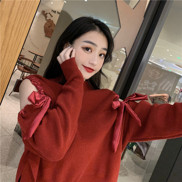 Moodne naiste asümmeetriline väljalõigete ja paeltega pluus