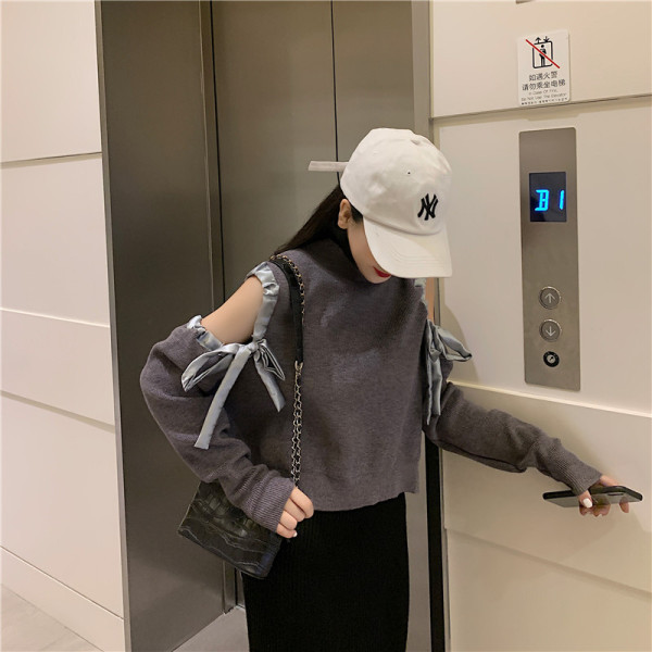 Moodne naiste asümmeetriline väljalõigete ja paeltega pluus