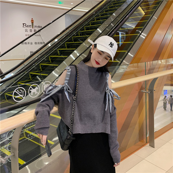 Moodne naiste asümmeetriline väljalõigete ja paeltega pluus