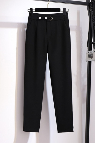 Klasiskas melnas bikses ar augstu vidukli un metāla elementiem