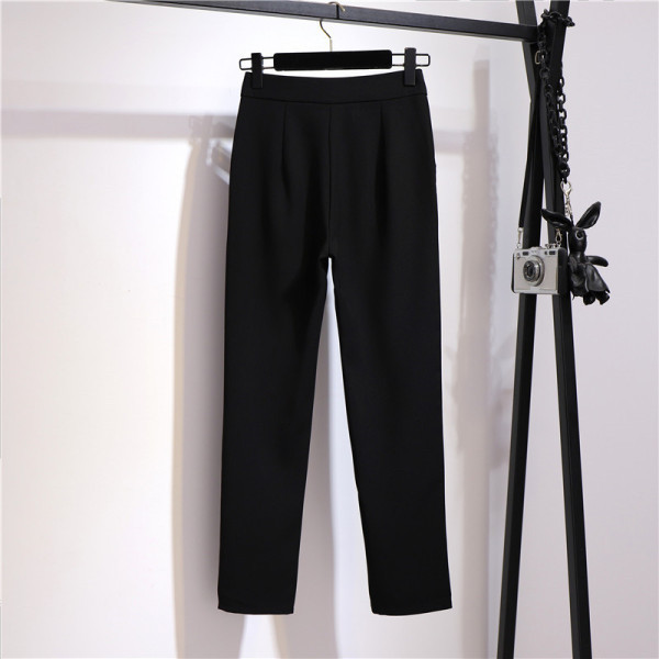 Klasiskas melnas bikses ar augstu vidukli un metāla elementiem