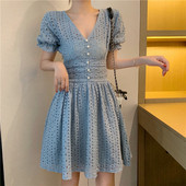 Iškirpta moteriška suknelė su špicine iškirpte ir sagomis