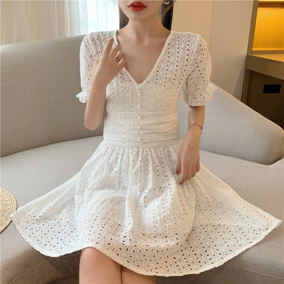 Iškirpta moteriška suknelė su špicine iškirpte ir sagomis