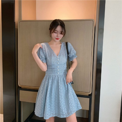 Iškirpta moteriška suknelė su špicine iškirpte ir sagomis