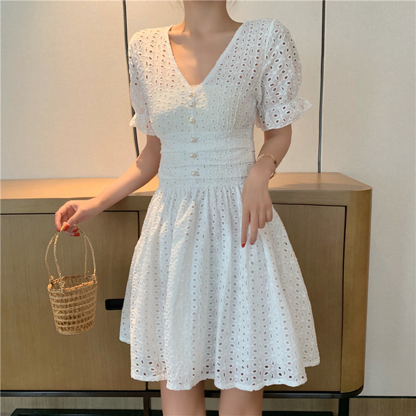 Iškirpta moteriška suknelė su špicine iškirpte ir sagomis