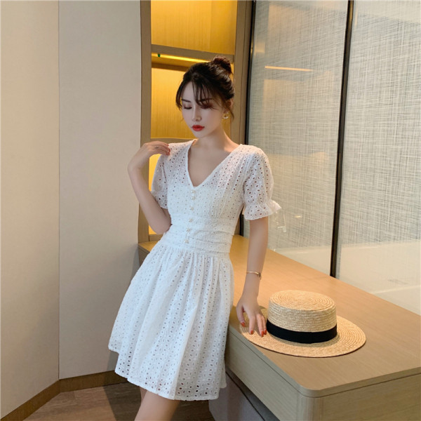 Iškirpta moteriška suknelė su špicine iškirpte ir sagomis