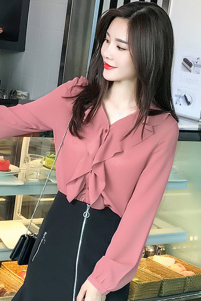 Įprasti moteriški marškiniai su rausva ir balta iškirpte