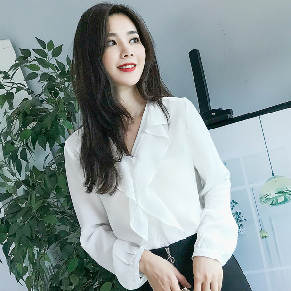 Įprasti moteriški marškiniai su rausva ir balta iškirpte