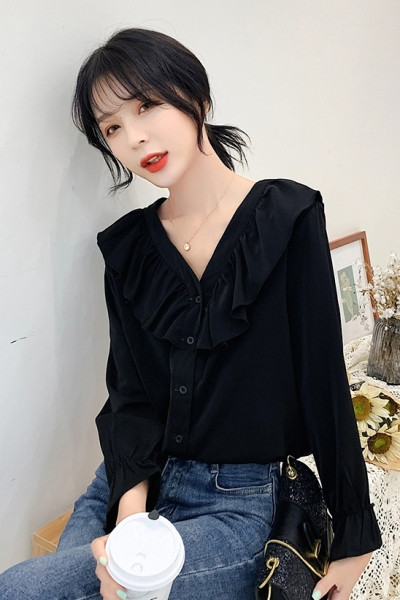 Dabartiniai moteriški trijų spalvų marškiniai su V formos iškirpte