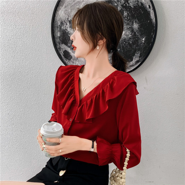 Dabartiniai moteriški trijų spalvų marškiniai su V formos iškirpte