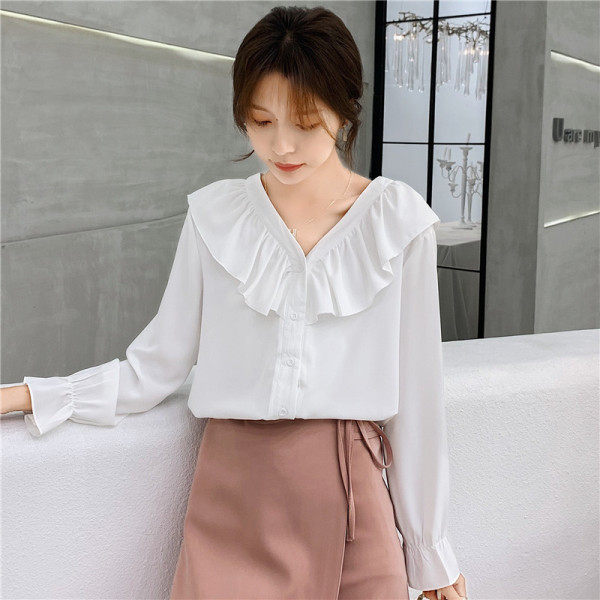 Dabartiniai moteriški trijų spalvų marškiniai su V formos iškirpte