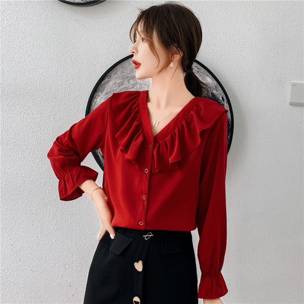 Dabartiniai moteriški trijų spalvų marškiniai su V formos iškirpte