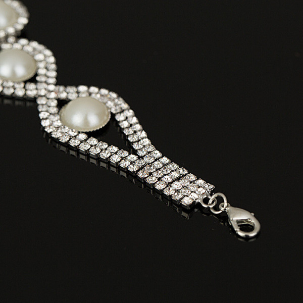 Moodne naiste käevõru pärlite ja kividega