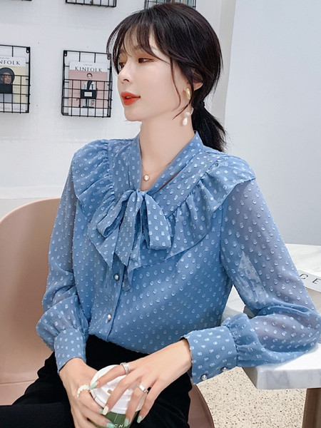 Stilingi moteriški mėlynos spalvos marškiniai su iškirpte su kaspinu