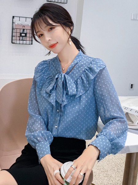 Stilingi moteriški mėlynos spalvos marškiniai su iškirpte su kaspinu