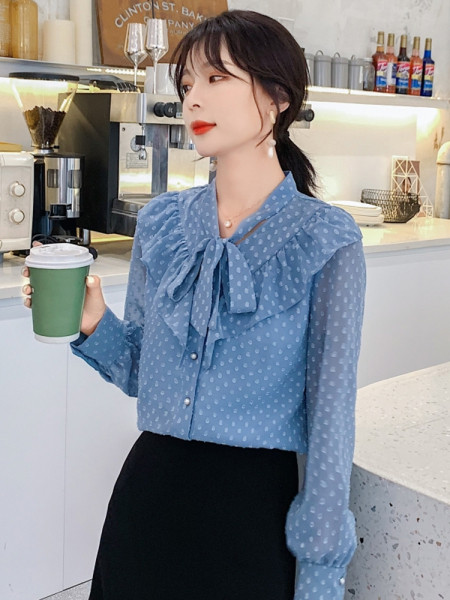 Stilingi moteriški mėlynos spalvos marškiniai su iškirpte su kaspinu