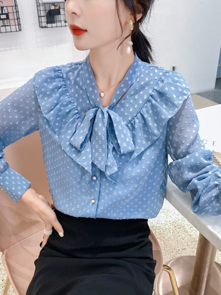 Stilingi moteriški mėlynos spalvos marškiniai su iškirpte su kaspinu