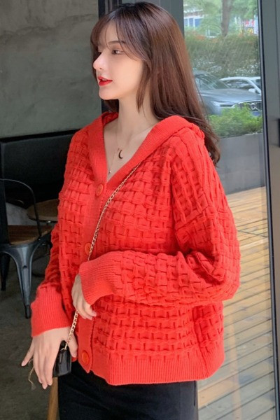 Ikdienas sieviešu jaka ar kapuci un pogām