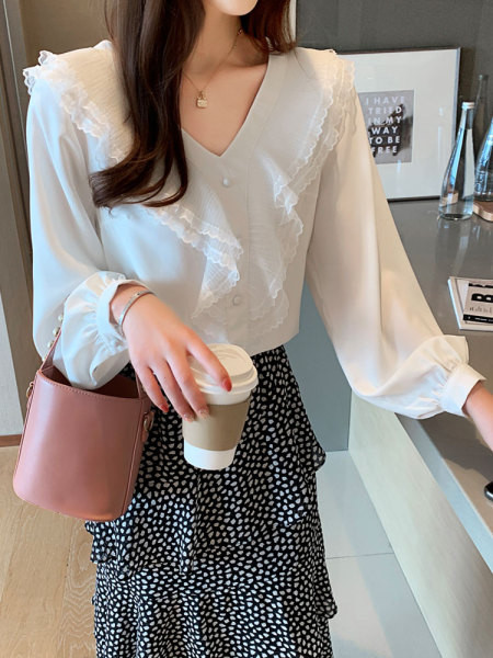 Moteriški laisvalaikio marškiniai balti su tiuliu