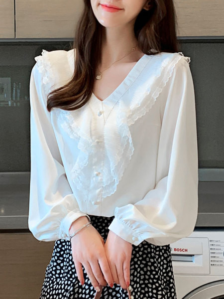 Moteriški laisvalaikio marškiniai balti su tiuliu