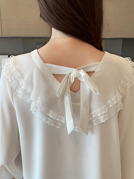 Moteriški laisvalaikio marškiniai balti su tiuliu