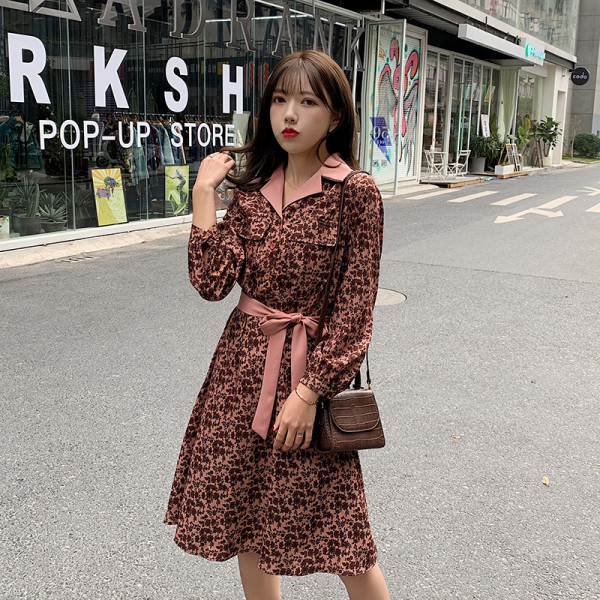 Moderna sieviešu šifona kleita ar lenti un garām piedurknēm