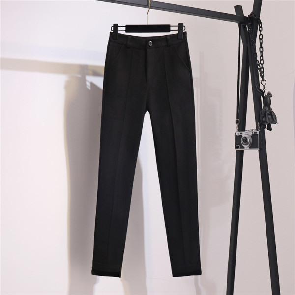 Stilīgs sieviešu bikšu modelis ar augstu vidukli un kabatām