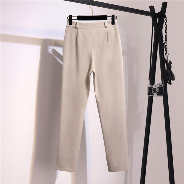 Stilīgs sieviešu bikšu modelis ar augstu vidukli un kabatām