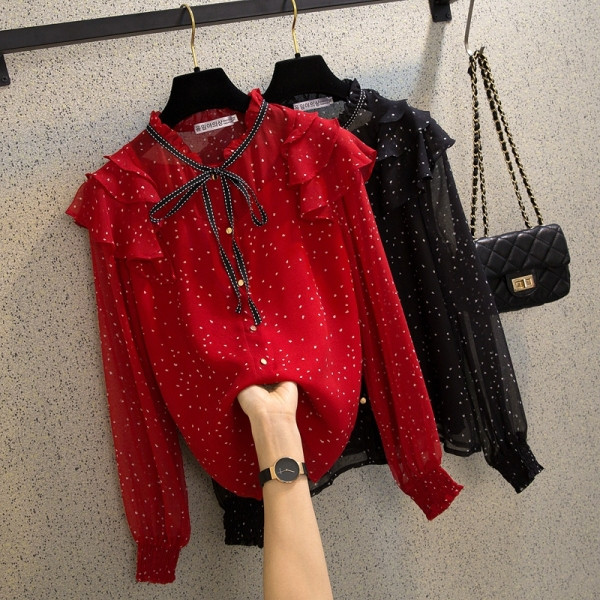 Modern női ing alacsony gallérral, nyakkendővel és hosszú szívecskékkel