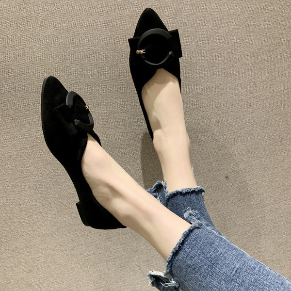 Sieviešu ikdienas apavi ar plakanu zoli ar sprādzi