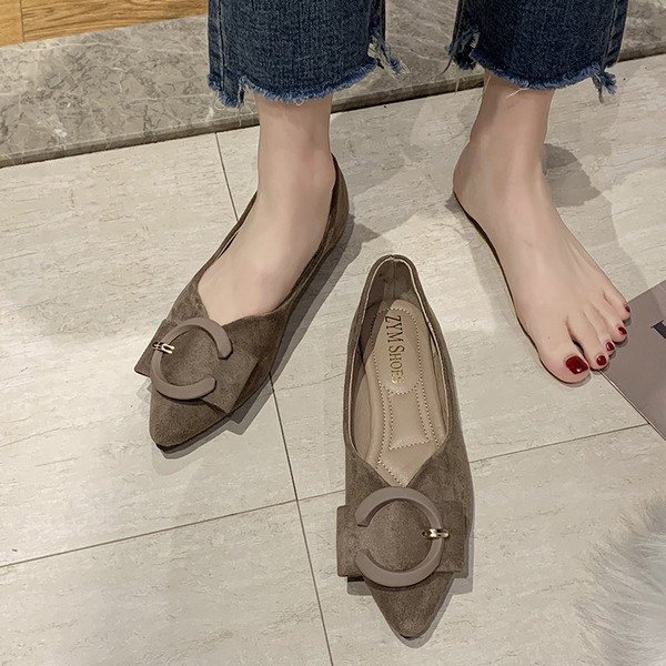 Sieviešu ikdienas apavi ar plakanu zoli ar sprādzi