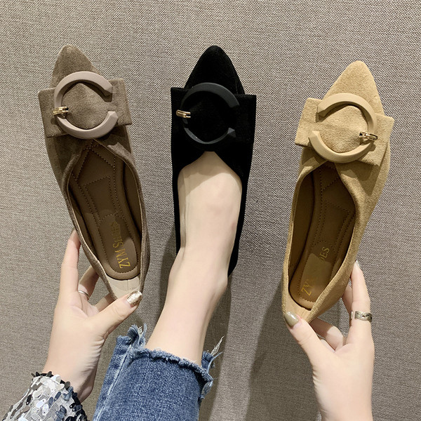 Sieviešu ikdienas apavi ar plakanu zoli ar sprādzi