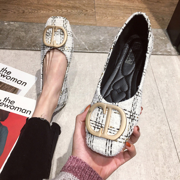 Μοντέρνα γυναικεία παπούτσια με ίσια πέλματα και πόρπη