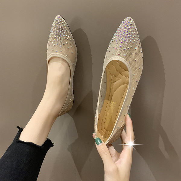 Pantofi moderni de dama cu talpa plata si un element din pietre