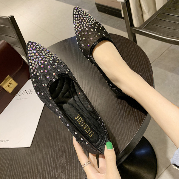 Pantofi moderni de dama cu talpa plata si un element din pietre