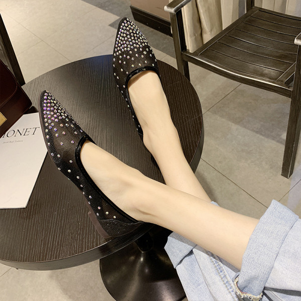 Pantofi moderni de dama cu talpa plata si un element din pietre