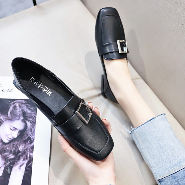 Ежедневни дамски кожени обувки с  равна подметка 