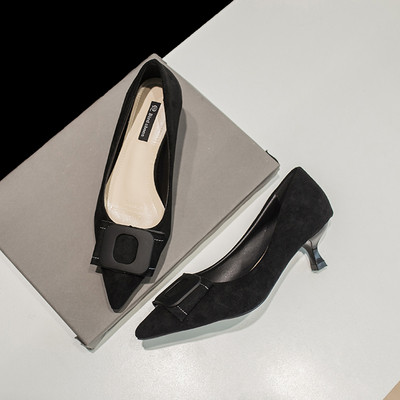 Stílusos női cipő vékony alacsony sarkú - eco velúrból