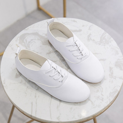 Ikdienas sieviešu ādas apavi ar šņorēm un plakanu zoli