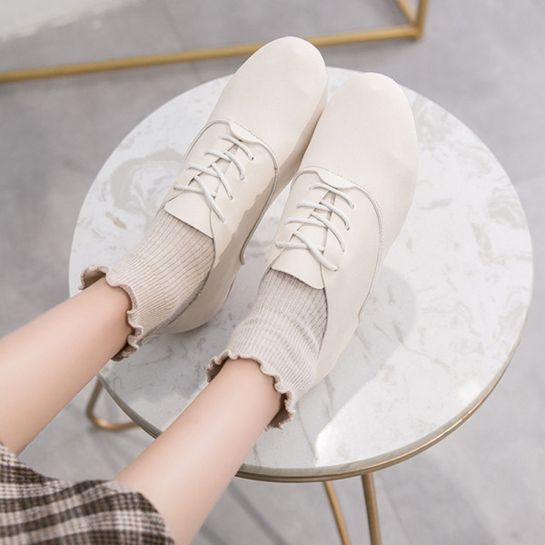 Ikdienas sieviešu ādas apavi ar šņorēm un plakanu zoli