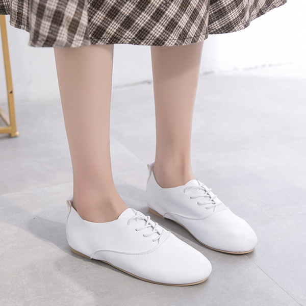 Ikdienas sieviešu ādas apavi ar šņorēm un plakanu zoli