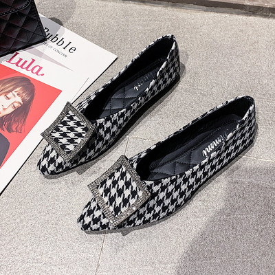 Pantofi de dama in carouri cu talpa plata si catarama