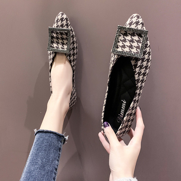 Pantofi de dama in carouri cu talpa plata si catarama