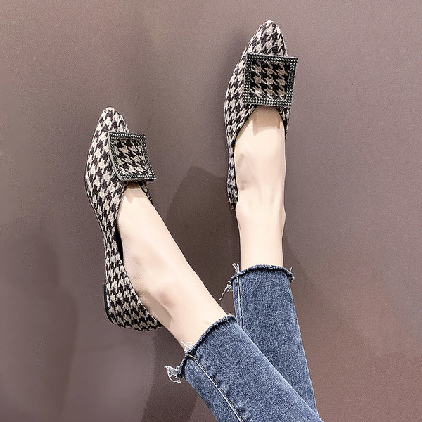 Pantofi de dama in carouri cu talpa plata si catarama