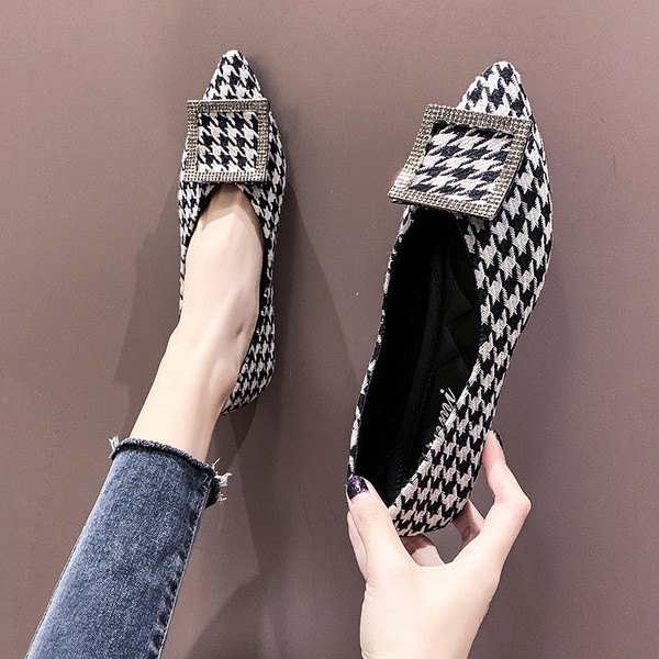 Pantofi de dama in carouri cu talpa plata si catarama