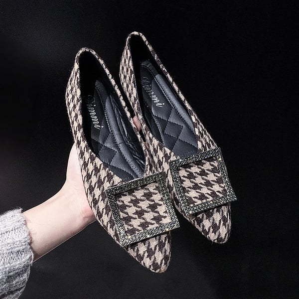 Pantofi de dama in carouri cu talpa plata si catarama