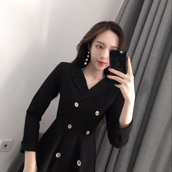 Testreszabott női tavaszi ruha gombokkal és spitz nyakkivágással